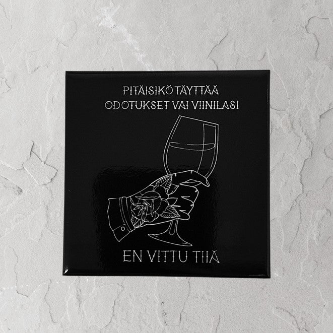 En vittu tii&auml; -magneetti: Viinilasi (EVT x Joni Stenfors)